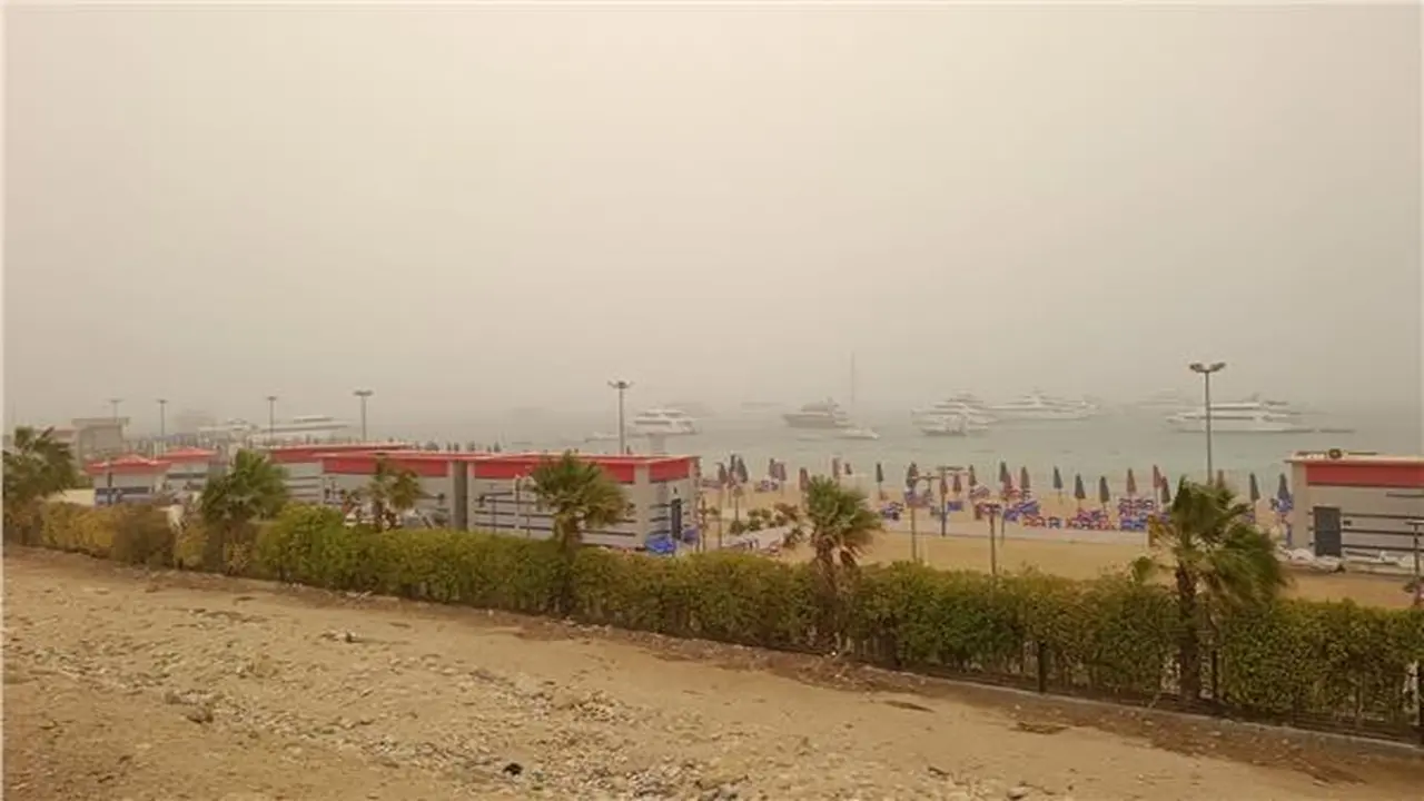 عاصفة ترابية تضرب مدن البحر الأحمر وتتسبب في ارتباك الملاحة البحرية